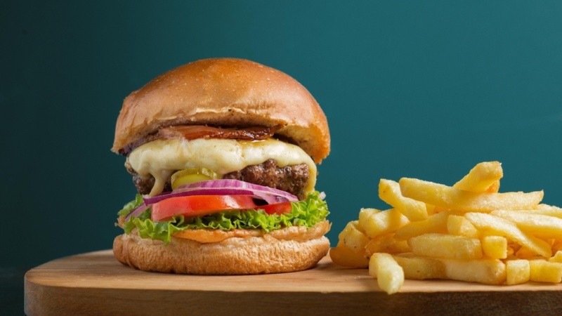 En el año 1900, el residente alemán Louis Lassen cocinó la primera hamburguesa en Estados Unidos.