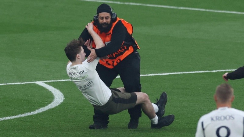 El arranque de la final se vio opacado por tres intrusos que entraron en menos de un minuto.