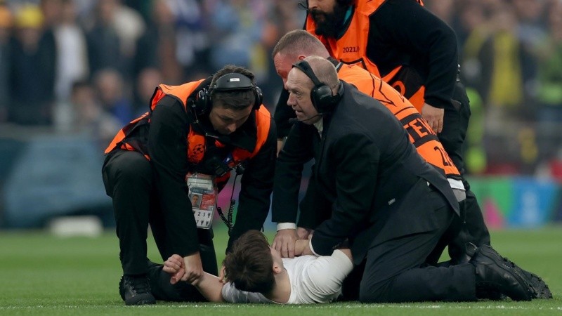 El arranque de la final se vio opacado por tres intrusos que entraron en menos de un minuto.