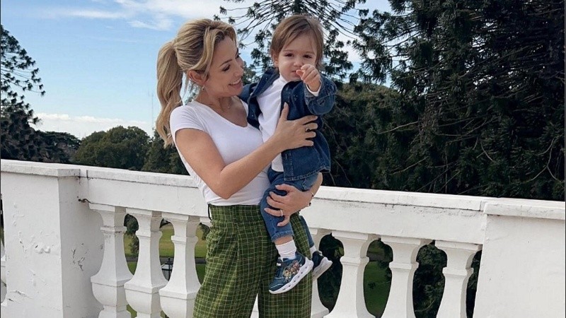 Fabiola Yáñez junto a su hijo Francisco, en una foto de agosto de 2023.