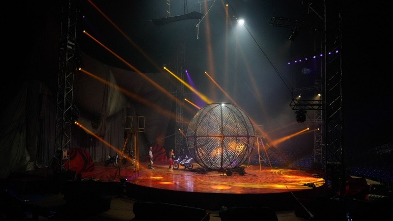 La esfera del circo Servian tiene cuatro por cinco metros y caben hasta cinco motos al mismo tiempo.