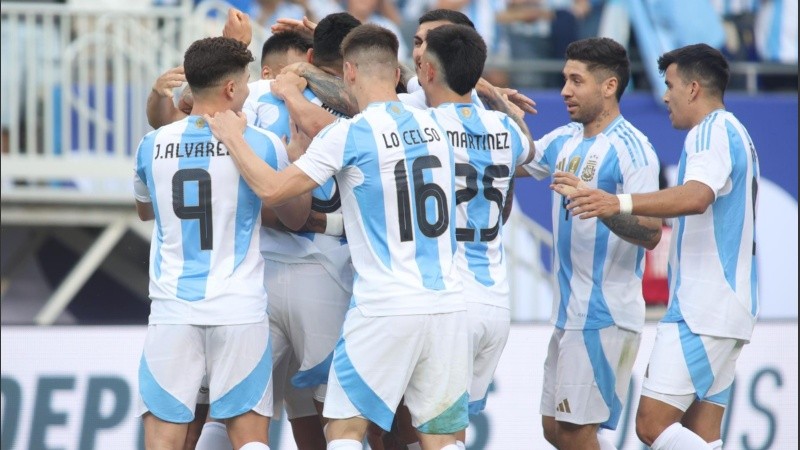 Argentina abraza a Di María, autor del único tanto del partido.