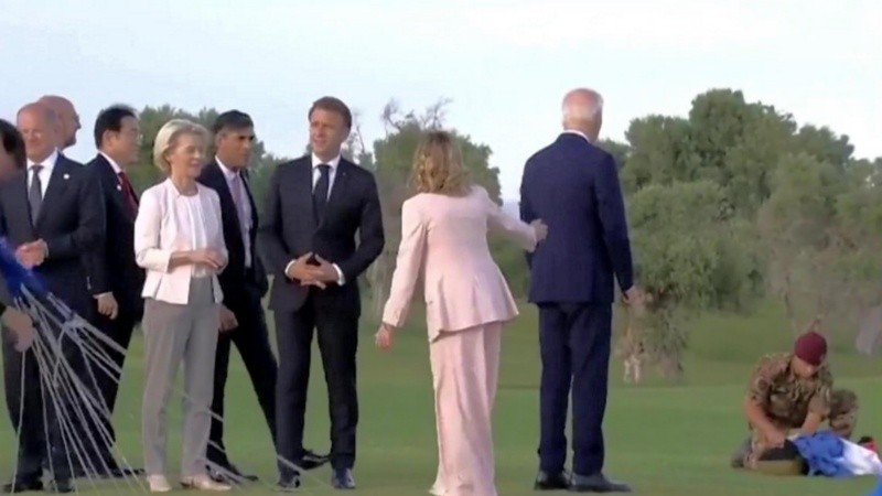 Biden pareció perder el rumbo durante el G7, pero para la Casa Blanca el video está manipulado.