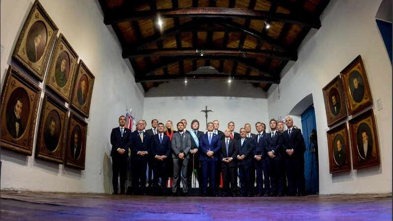 Milei junto a los gobernadores tras la firma del Pacto de Mayo.