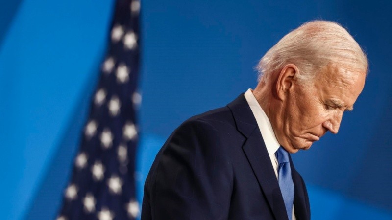 Biden vuelve a tener un blooper en medio de las presiones para que baje su candidatura.