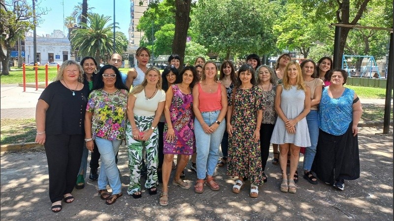 Parte del equipo de atención en violencias municipal junto a la secretaria Mónica Ferrero.