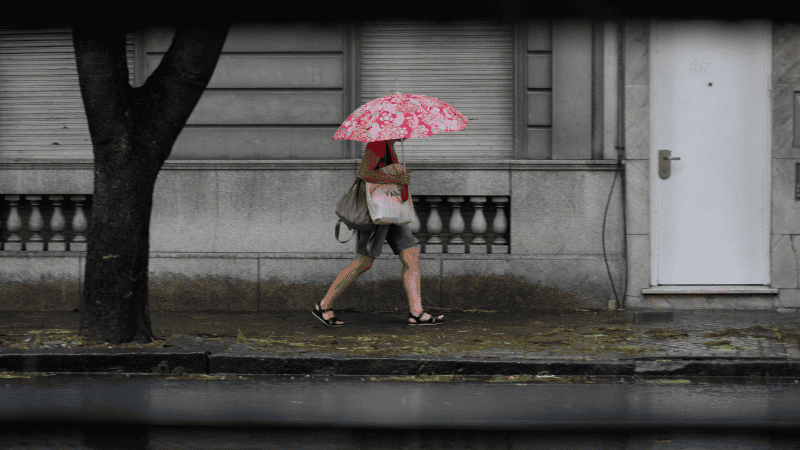 La lluvia podría exterse como máximo hasta media mañana.