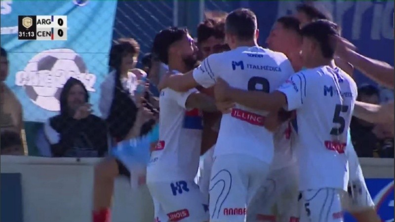 El festejo del gol de Marín para Central Córdoba.