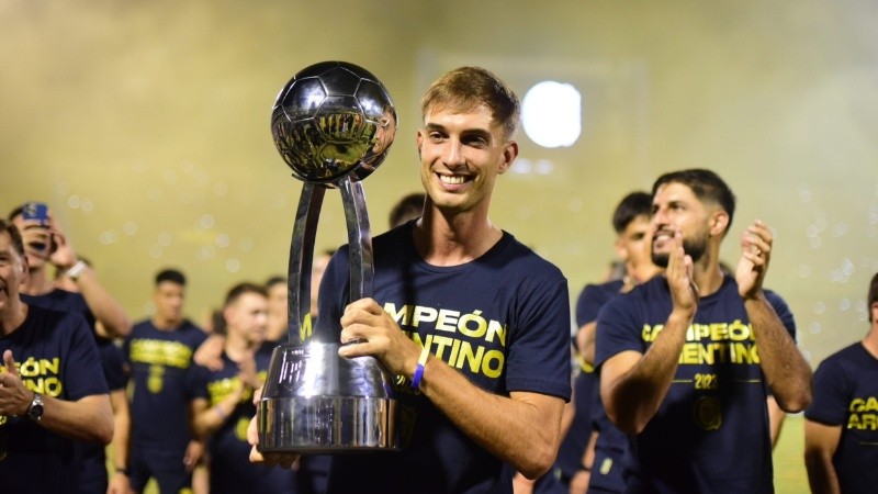 Komar con el título logrado en Santiago del Estero en 2023. (Rosario Central)