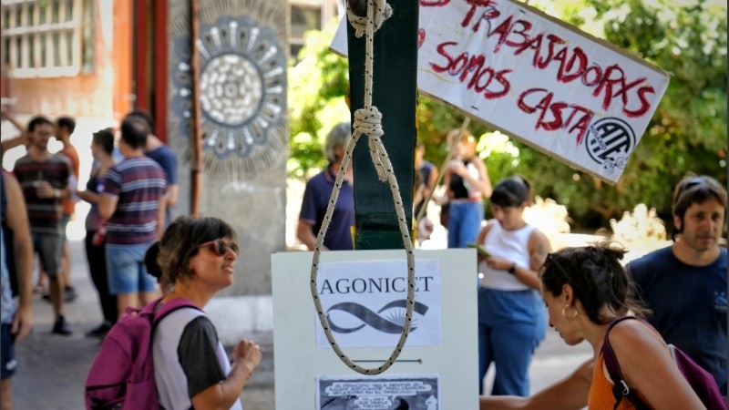 Enero 2024, jornada de protesta en defensa del Conicet en Rosario, en el Polo Científico, de Ocampo y Esmeralda.