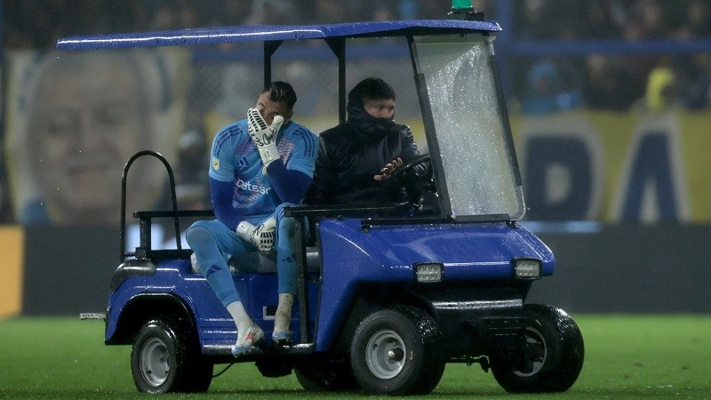 Una de las imágenes del día: Chiquito Romero dejó el partido, golpeado.