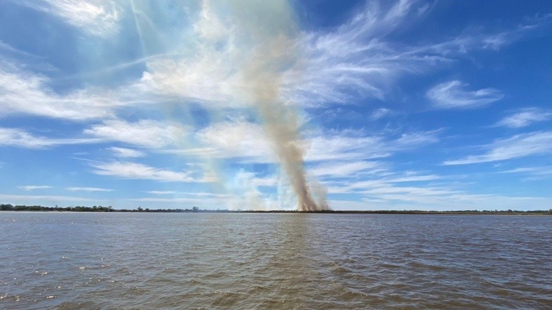 Las llamas se registran luego de las que afectaron la Isla de los Mástiles días atrás.