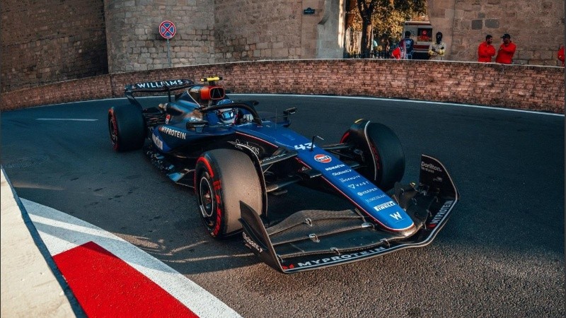 El Williams de Franco Colapinto, en el circuito callejero de Bakú.