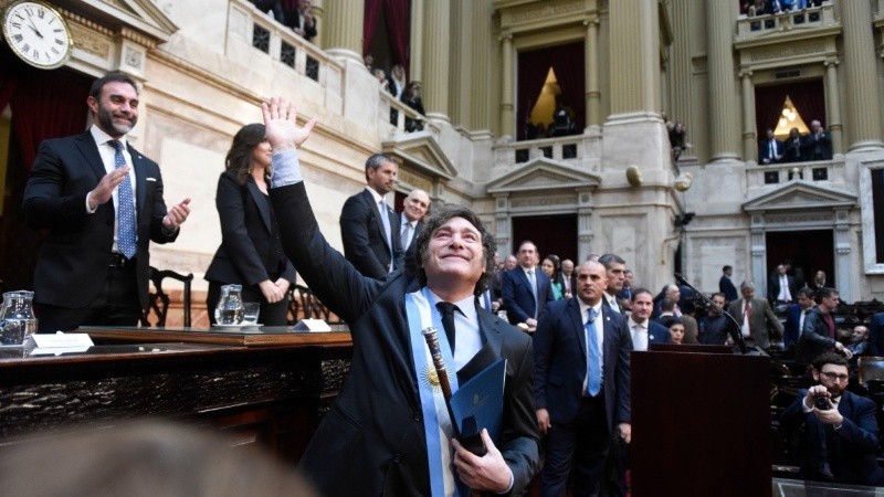 El presidente saluda a la barra, copada por gente de La Libertad Avanza.