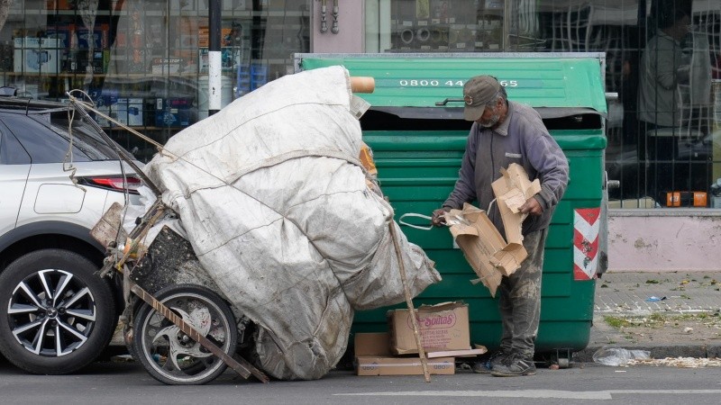 El incremento de personas en la calle en busca de cartones se incrementó en Rosario considerablemente.