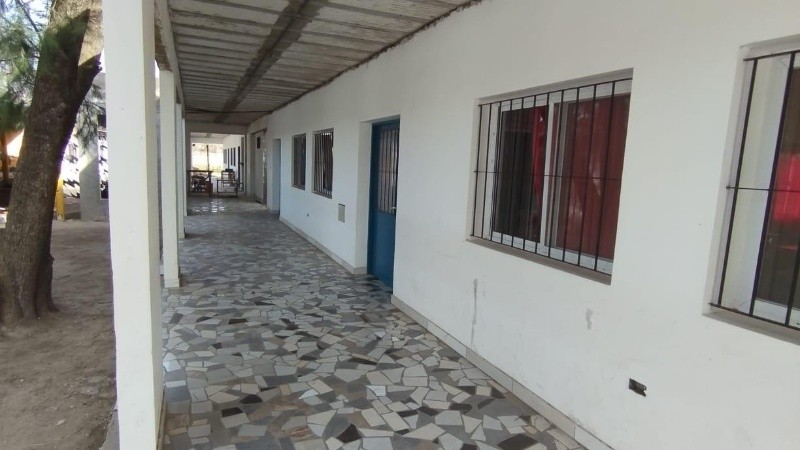 A las dos aulas se le sumó también la construcción de una galería y un núcleo sanitario.