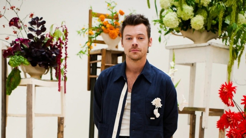 El artista invita a definir los detalles del corte de acuerdo al estilo de cada persona.