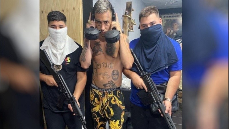 Samuel Medina (derecha) había sido condenado por posar armado junto al músico Zaramay.