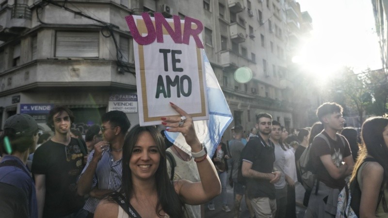 Los carteles más ingeniosos de la marcha universitaria de Rosario.