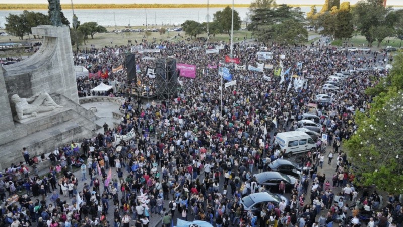 La marcha llegó al Monumento al atardecer.