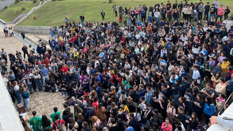 Una masiva asamblea en Ciencia Política este lunes por la tarde.