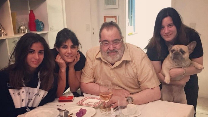 Jorge Lanata, roedado por Sara Stewart Brown y las hijas del periodista Lola y Bárbara.