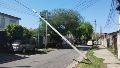 Temor en una cortada de barrio Matheu por un poste de luz a punto de caer