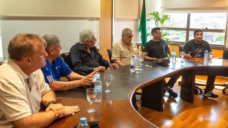 Pablo Moyano y Hugo Moyano encabezaron este martes una reunión de sindicatos del transporte.