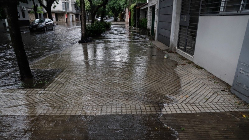 Algunas calles no drenaban bien ante tanta cantidad de agua de golpe.