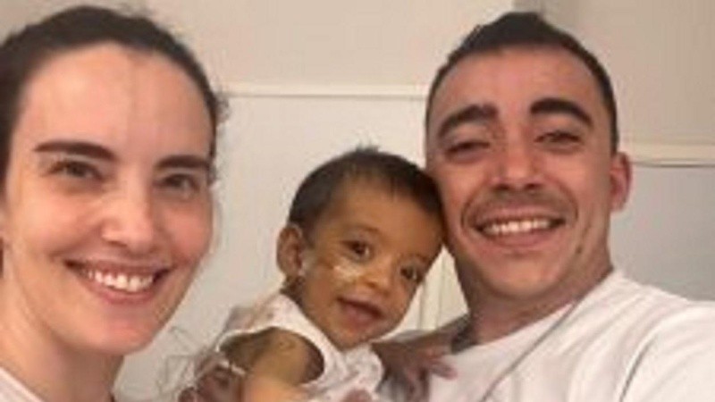 Juliana con Alejandro y Camilo, el bebé de nueve meses que necesita un trasplante de hígado para vivir.