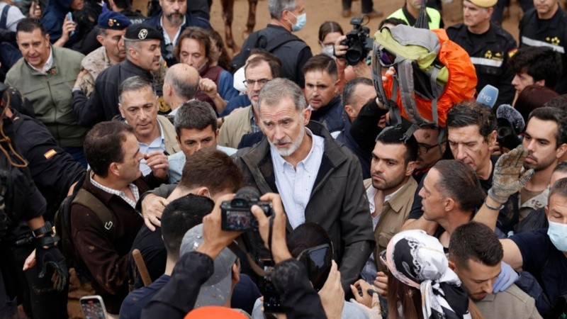 Insultos y lanzamiento de barro a la comitiva de los reyes al llegar al centro de Paiporta.