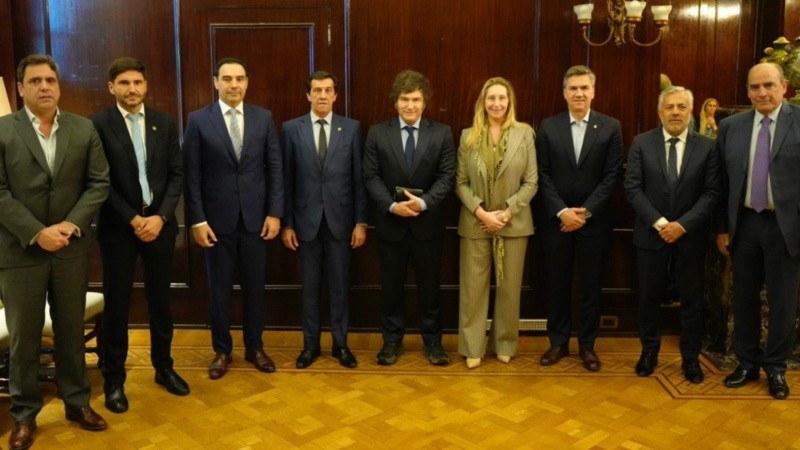 Milei junto a gobernadores radicales en Buenos Aires.