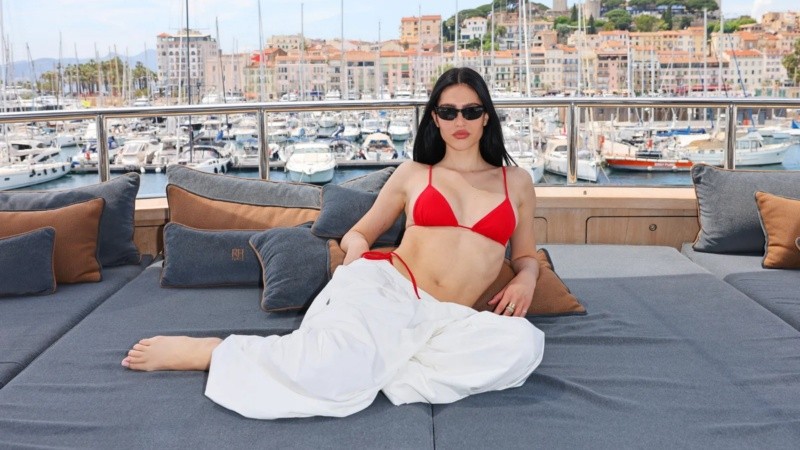 Opciones lisas o con estampas que resalten el minimalismo.