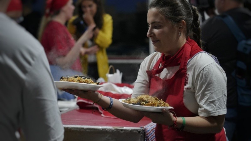 Cuando llega la comida, la noche se hace ideal.