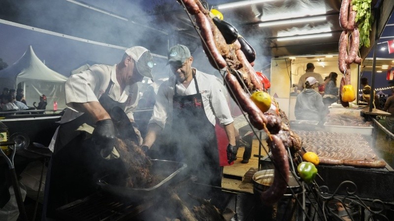 Nunca falta una parrilla prendida.