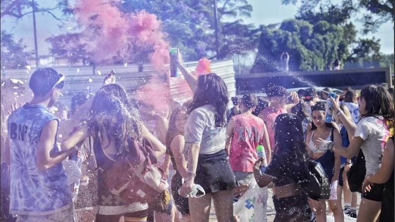 Chicos y chicas de 16 y 17 años pasaron la noche festejando que comienzan el último tramo de la escuela secundaria.