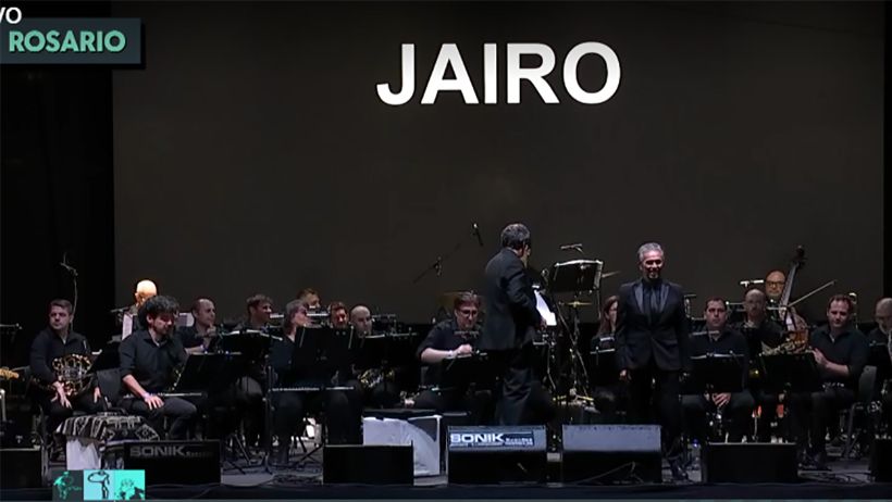 Jairo cantó junto al Ensamble Municipal de Vientos.