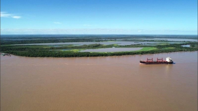 La hidrovía es la principal salida de la exportación agroindustrial argentina