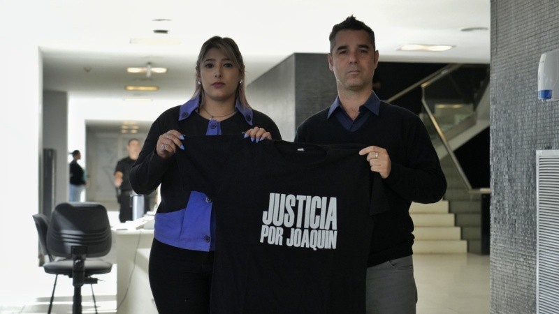 Indiana y Leandro, viuda y hermano de Joaquín Pérez, en el Centro de Justicia Penal.