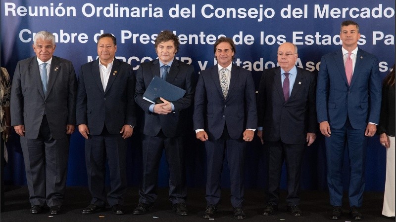 Desde la izquierda, los presidentes de Panamá, José Raúl Mulino; de Bolivia, Luis Arce; de Argentina, Javier Milei; de Uruguay, Luis Lacalle Pou; el ministro de Relaciones Exteriores de Brasil, Mauro Vieira, y el presidente de Paraguay, Santiago Peña, posan en la sede del Mercosur.