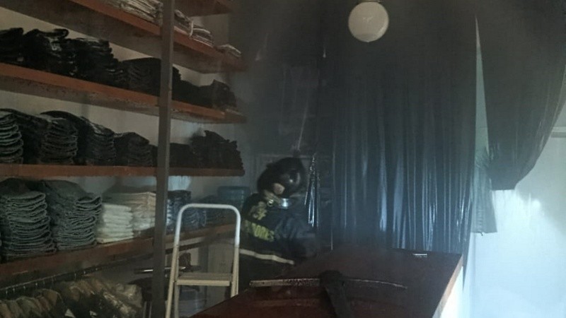 Bomberos Zapadores trabajaron en el interior del comercio incendiado.