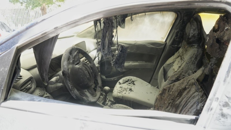 Así quedó el patrullero que ardió en llamas en González al 900.