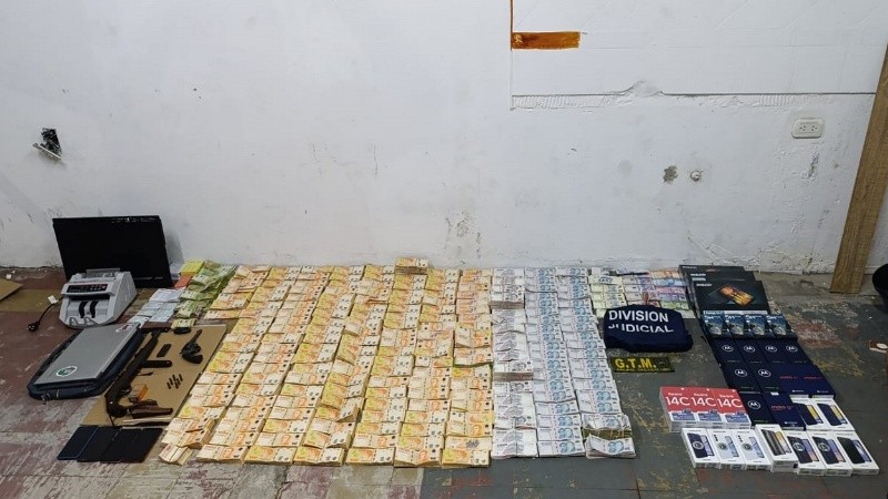 Dinero y otros elementos incautados en uno de los allanamientos de este lunes.