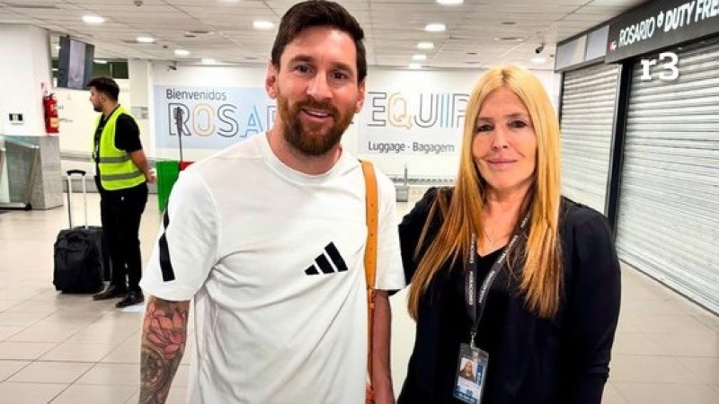  La Pulga posó al llegar con la delegada provincial de Migraciones.