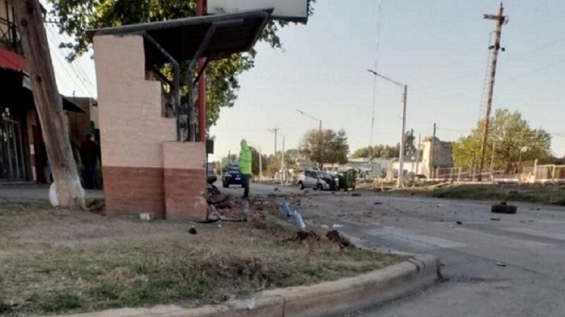 Los hermanos Ruiz esperaban el colectivo en esa garita y fueron sorprendidos por el conductor alcoholizado.