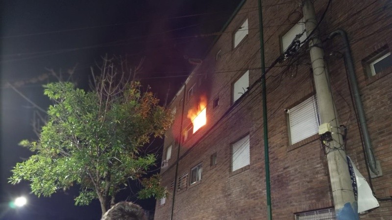 El incendio se desató en la medianoche del martes.