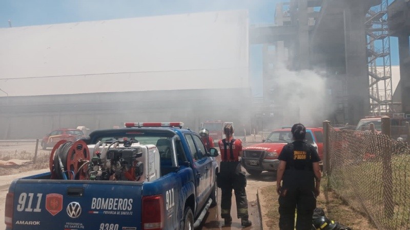 El humo ocasionado por el incendio en la planta de Timbúes