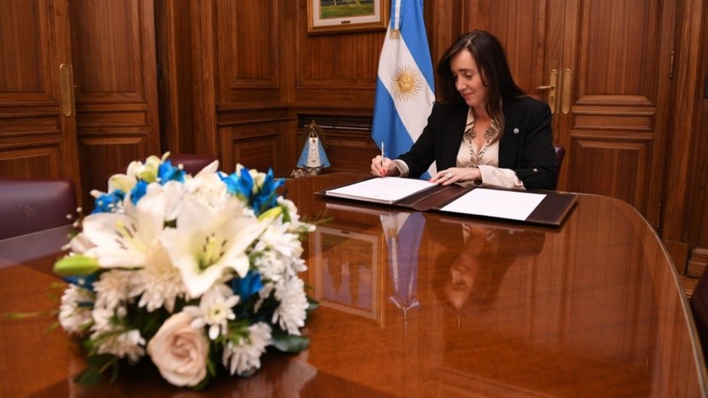 La vicepresidenta anunció el congelamiento en la dieta de los senadores.