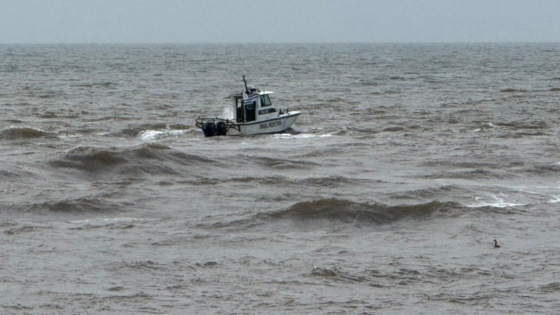 Lanchas, motos de agua y personal en la costa realizaron el operativo.