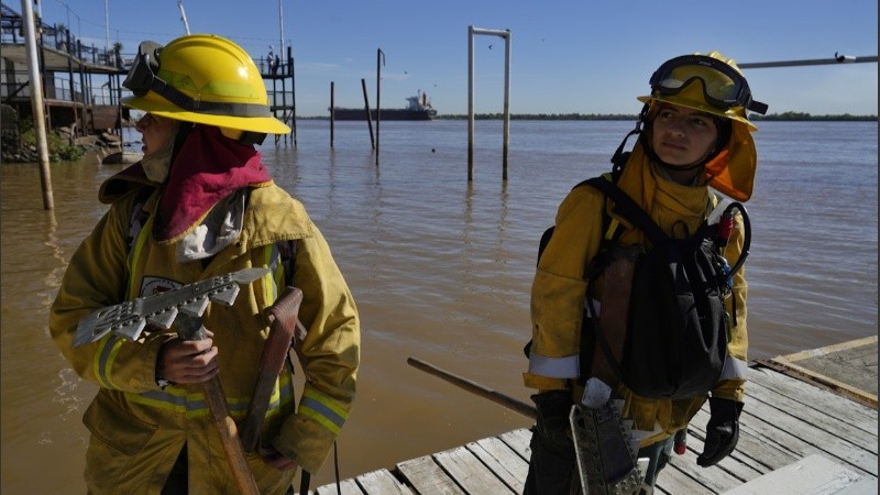 Unos 35 brigadistas cruzaron el Paraná para ir a darle combate a las llamas que ardían este viernes en la isla de Los Mástiles, frente a Granadero Baigorria.